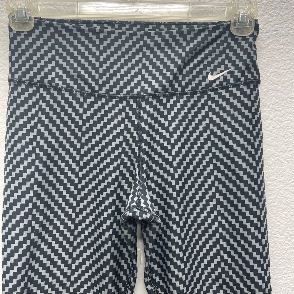 NIKE Dri Fit Womens Small High Rise Cropped Leggings Black & Gray Checkered EUC - Picture 4 of 8